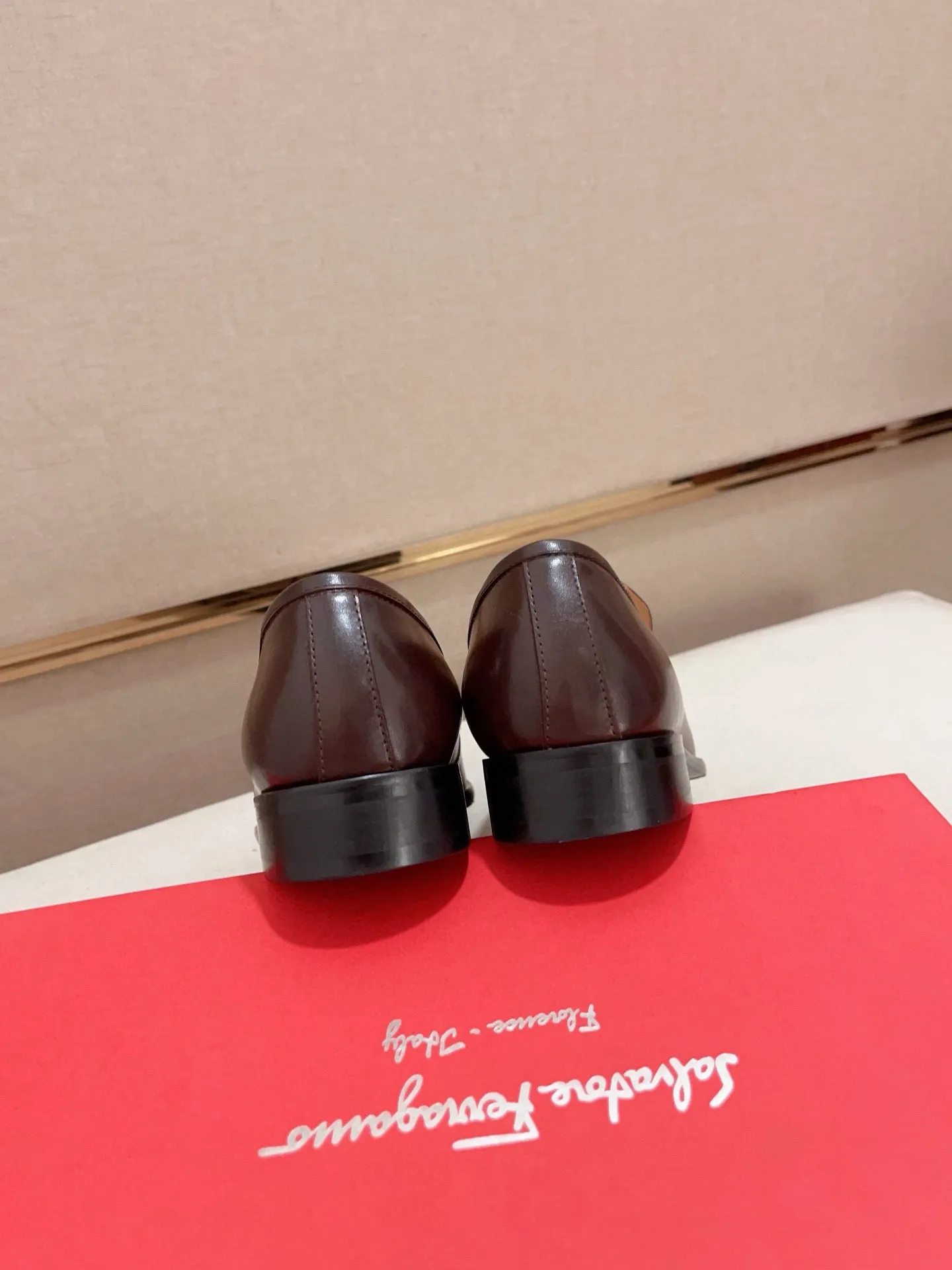 Men's shoes💰: 540💰 High version Ferragamo quality! 🆕🆕Exclusive hot-selling products in stock🔥🔥New products on the shelves, high-quality shoes, high-end driving shoes, with complete packaging! 💪 💪 Material: imported patented cowhide 🐂 + imported high-quality water-dyed cowhide lining + wear-resistant outsole 👍🏻👍🏻 Features: high-end and comfortable, purely handmade 🚀 🚀 Create the perfect shoes that suit you best 🔥 🔥 Size: (38-44) Can be customized 45 non-returnable!